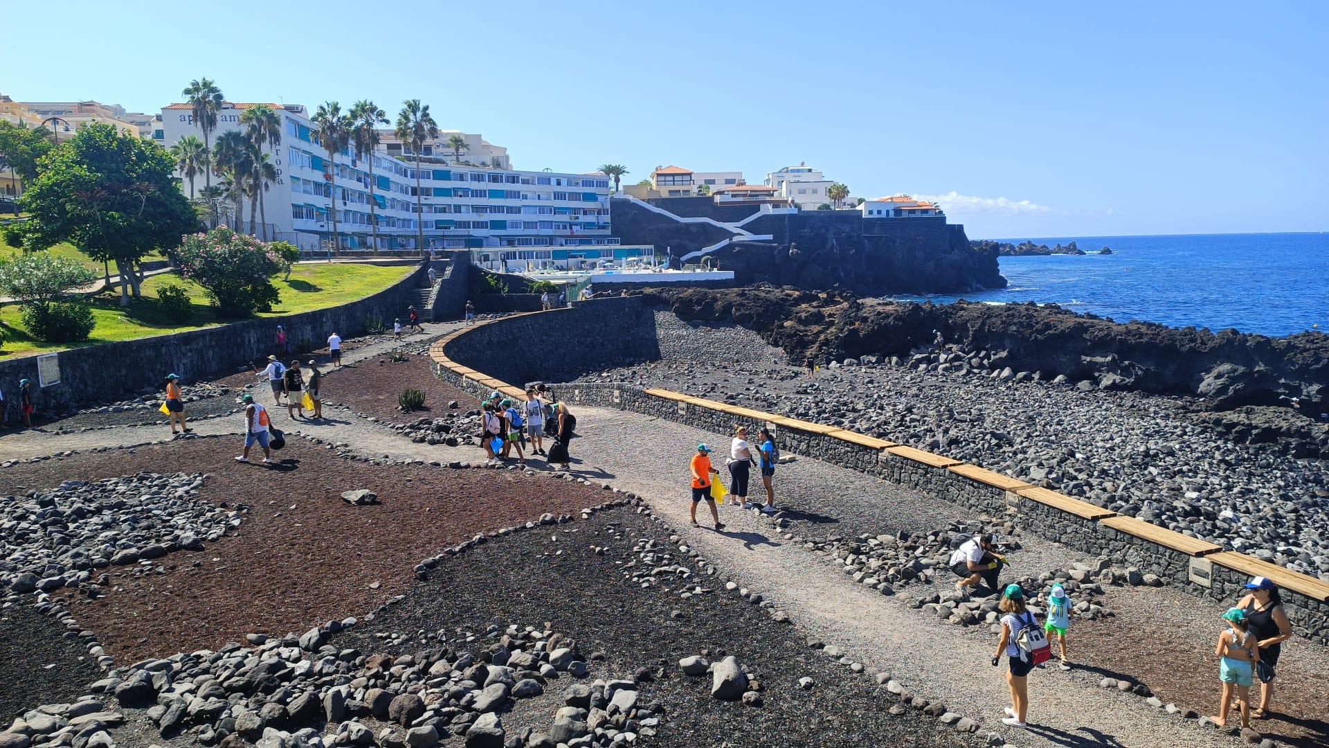 More than 1,000 kg of waste were removed from the coast of Santiago del Teide