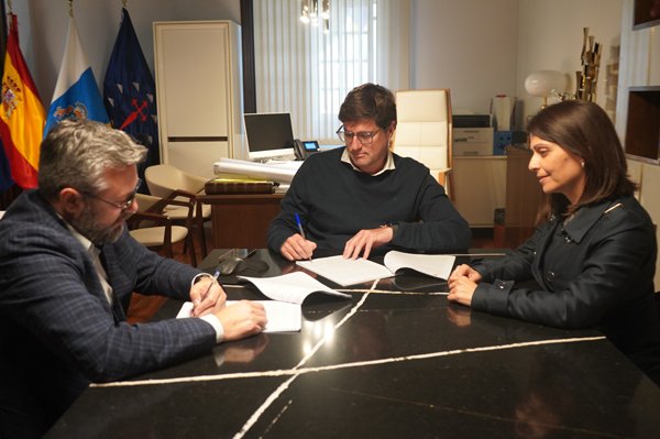 Bürgermeister und CEO von Gesplan unterzeichnen den Auftrag für die Sanierungsarbeiten des Camino de las Cuevas
