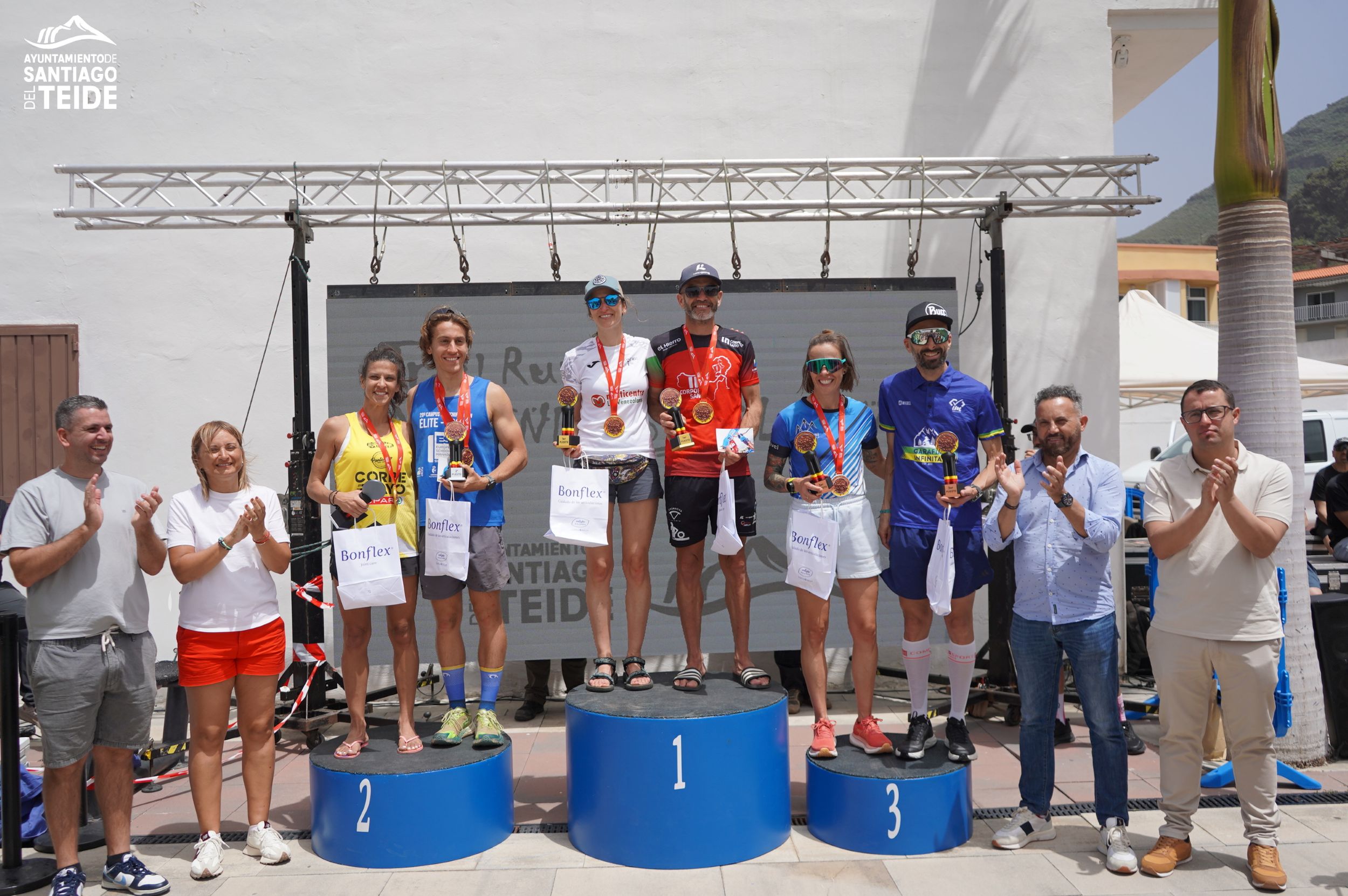 Agustín David Reyes and Myriam Báez are the overall winners of the 21km race at the 14th edition of the Almendros y Volcanes Trail Run in Santiago del Teide.
