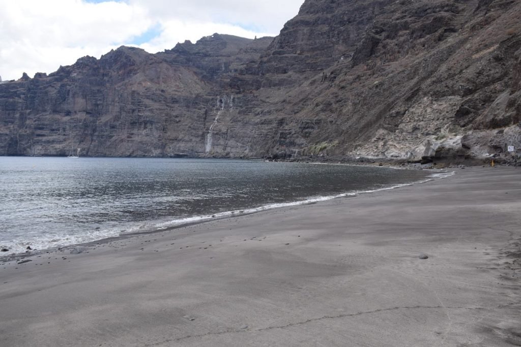 Closure of Los Guíos Beach