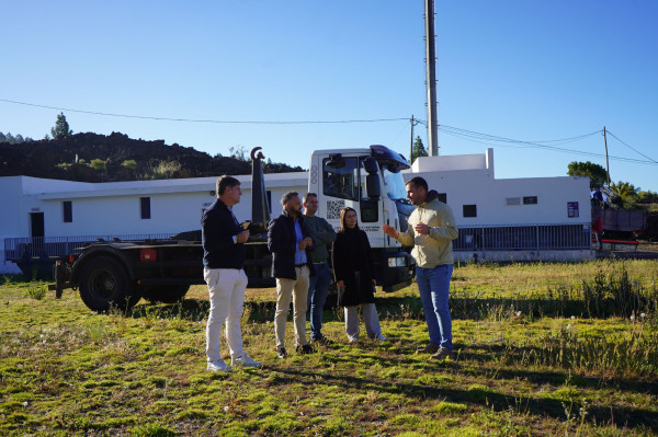 The mayor signs the commencement order for the renovation of the Arguayo football field