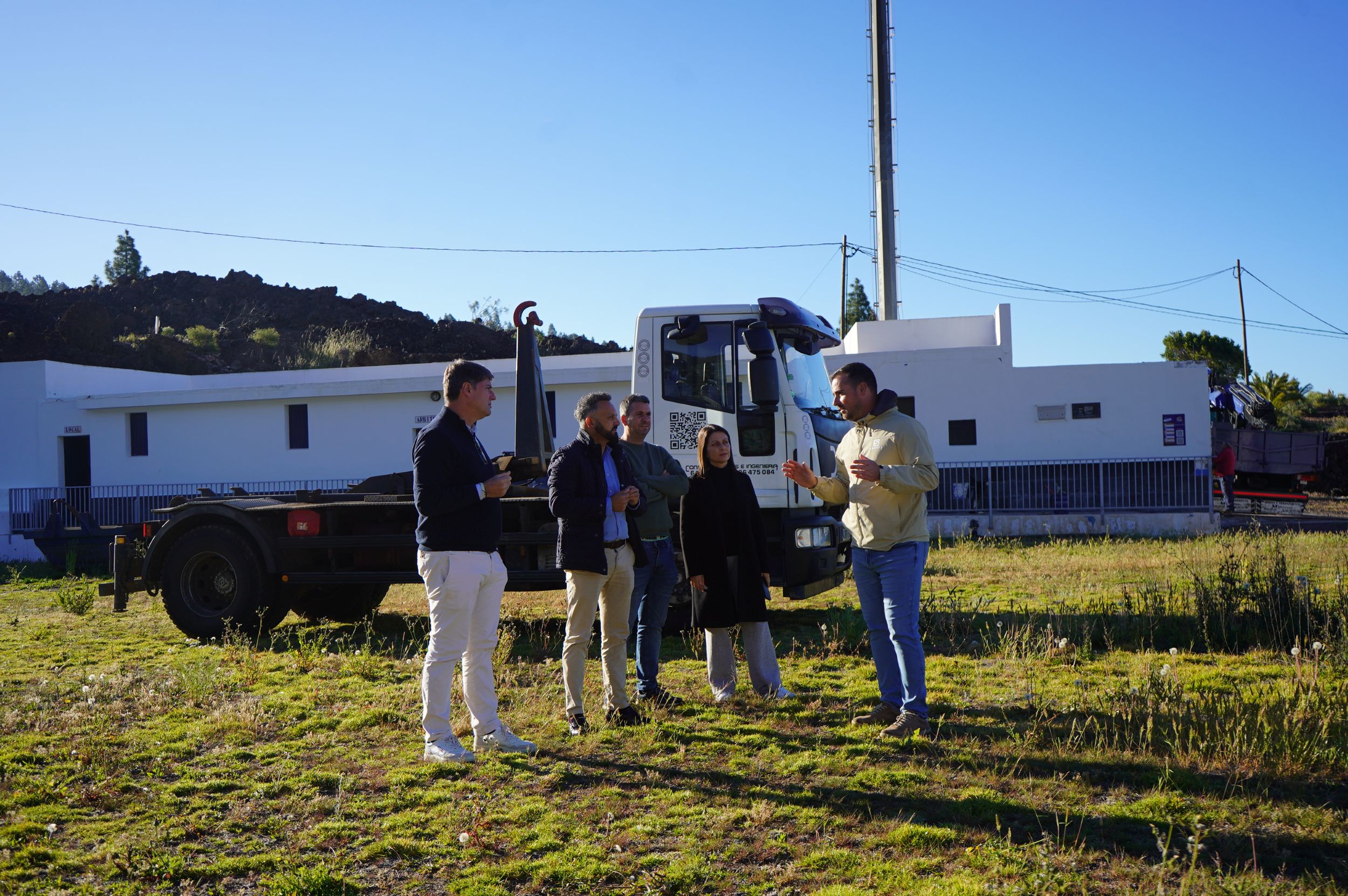 The mayor signs the commencement order for the renovation of the Arguayo football field